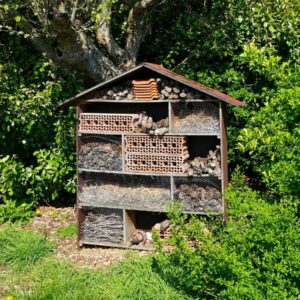 Chcesz mieć więcej owoców? Postaw na ten jeden prosty trik - domek dla owadow